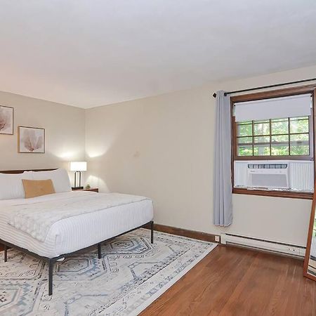 Master Bedroom With Bath In A Beautiful Home Shrewsbury Exterior photo