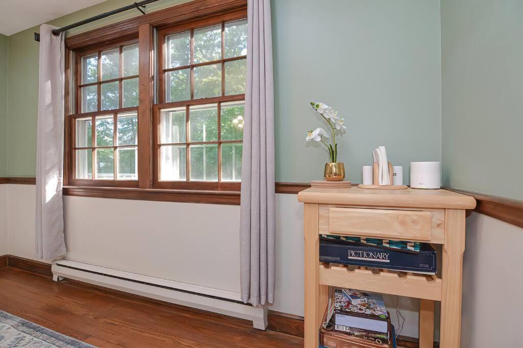 Master Bedroom With Bath In A Beautiful Home Shrewsbury Exterior photo