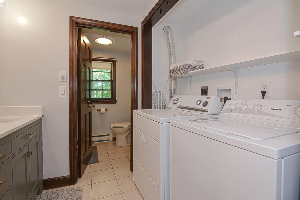 Master Bedroom With Bath In A Beautiful Home Shrewsbury Exterior photo