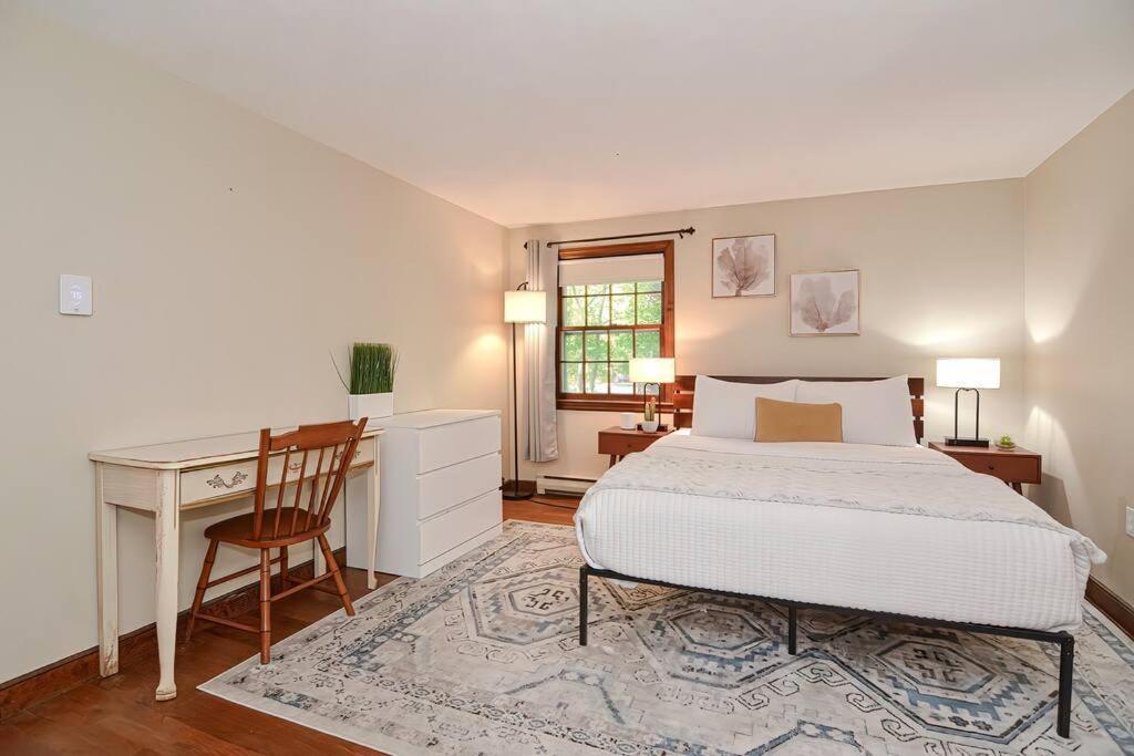 Master Bedroom With Bath In A Beautiful Home Shrewsbury Exterior photo