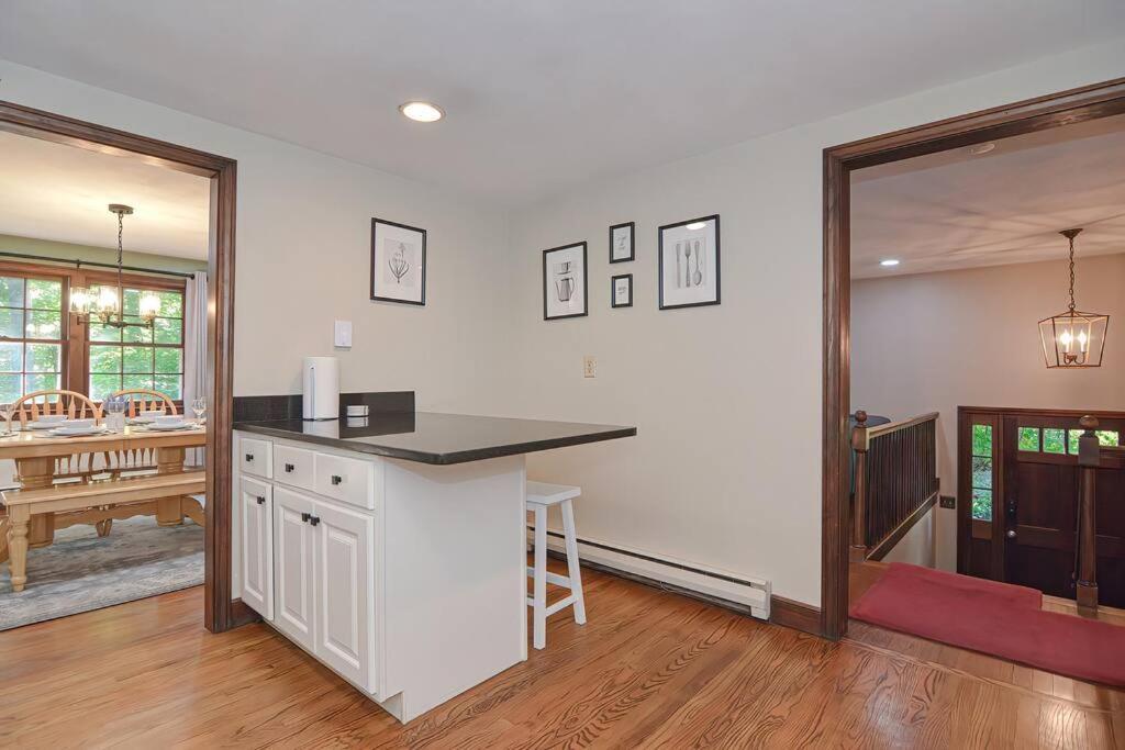 Master Bedroom With Bath In A Beautiful Home Shrewsbury Exterior photo