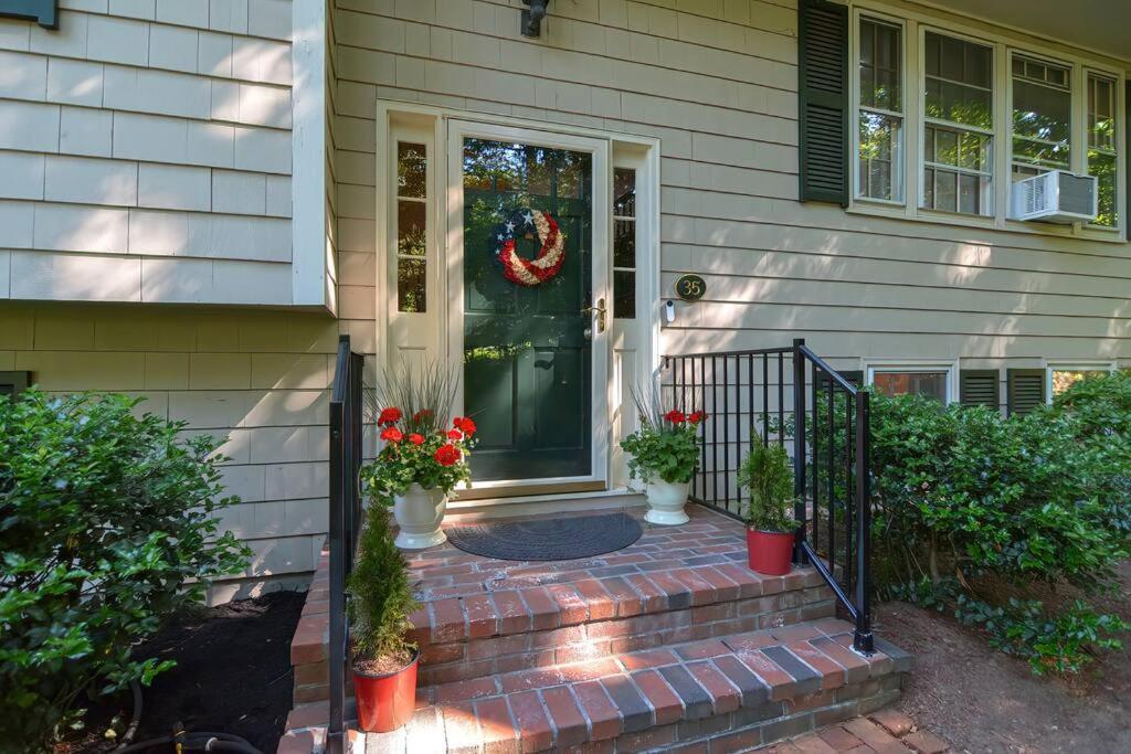 Master Bedroom With Bath In A Beautiful Home Shrewsbury Exterior photo